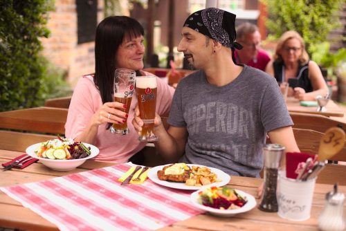 Anstoßen mit Bier | Naturfreundehaus Billtalhöhe | Waldgaststätte | Königstein im Taunus