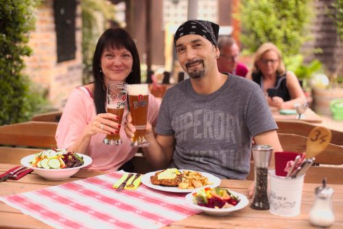 Anstoßen mit Bier | Naturfreundehaus Billtalhöhe | Waldgaststätte | Königstein im Taunus