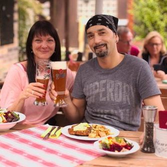 Anstoßen mit Bier | Naturfreundehaus Billtalhöhe | Waldgaststätte | Königstein im Taunus